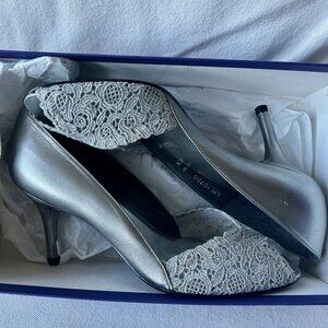 STUART WEITZMAN Silver Heels PEEPTOE PUMPS "CHANTELLE" SWISS LACE Size 8M